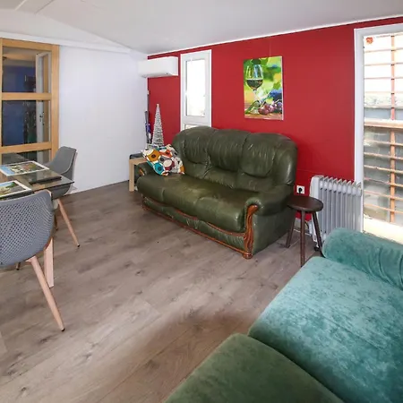 مكان تخييم 1 Bedroom Lovely Stacaravan In Beauchastel