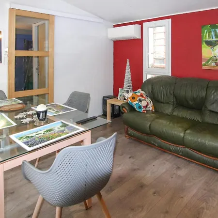مكان تخييم 1 Bedroom Lovely Stacaravan In *
