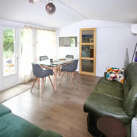 1 Bedroom Lovely Stacaravan In